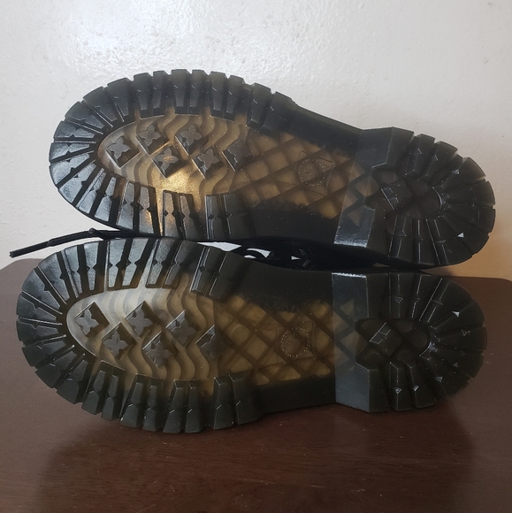 NWOT  Dr Martens - Picture 6 of 9
